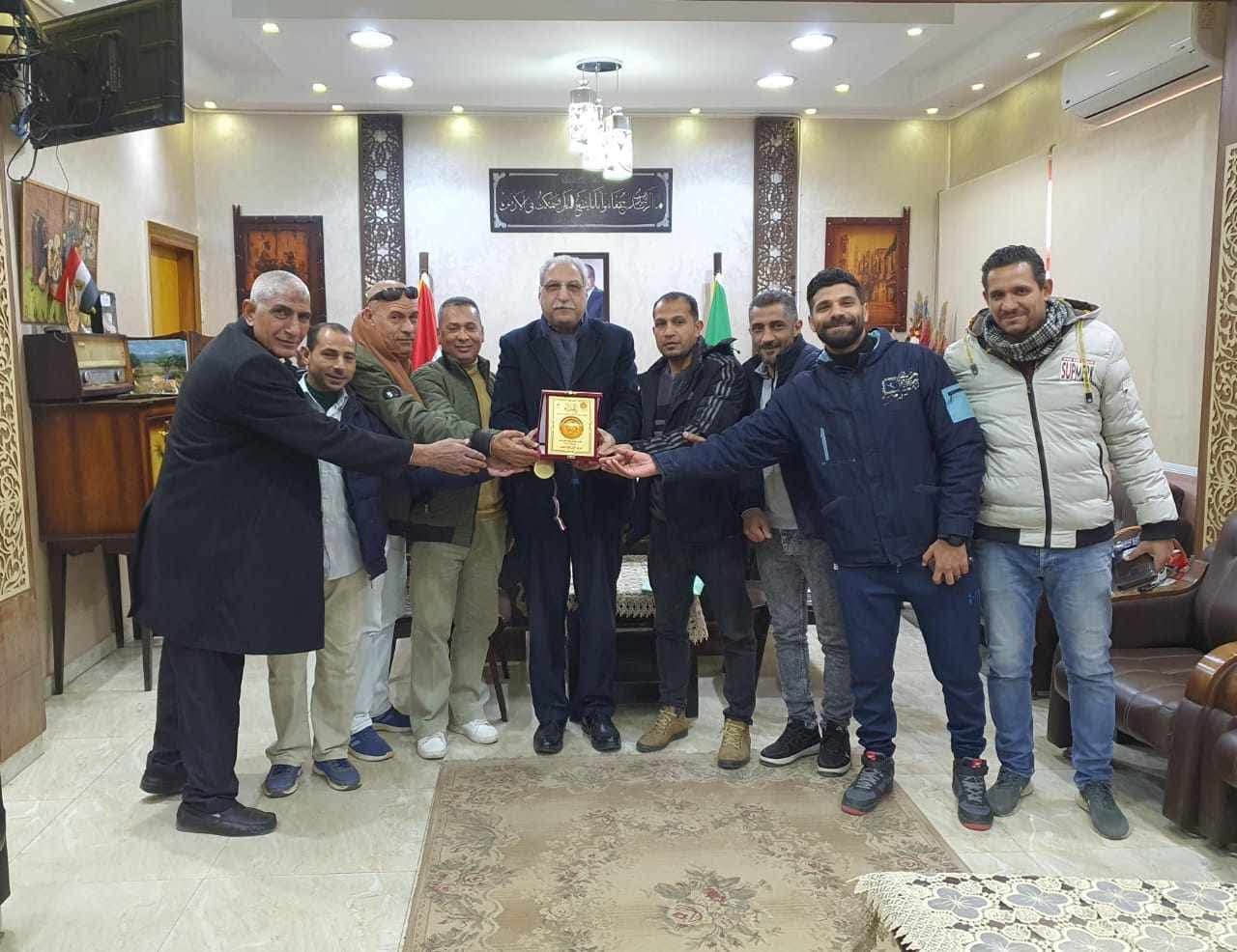 مدير تعليم القليوبية يكرم فريق المديرية لكرة القدم الفائز ببطولة الدوري العام للمصالح