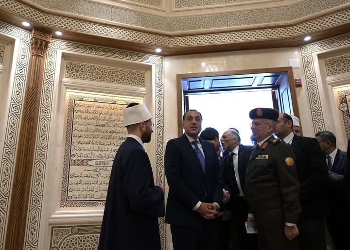 رئيس الوزراء يفتتح مسجد “العلي العظيم” بألماظة ويؤدي صلاة الجمعة