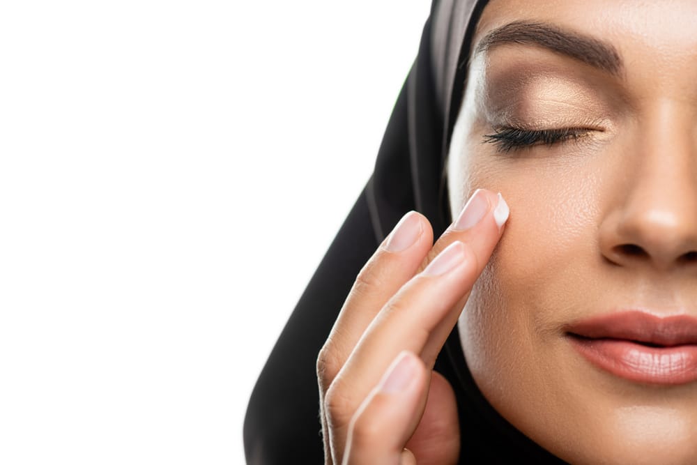 عادات جمالية سيئة تلحق الضرر بالبشرة والشعر