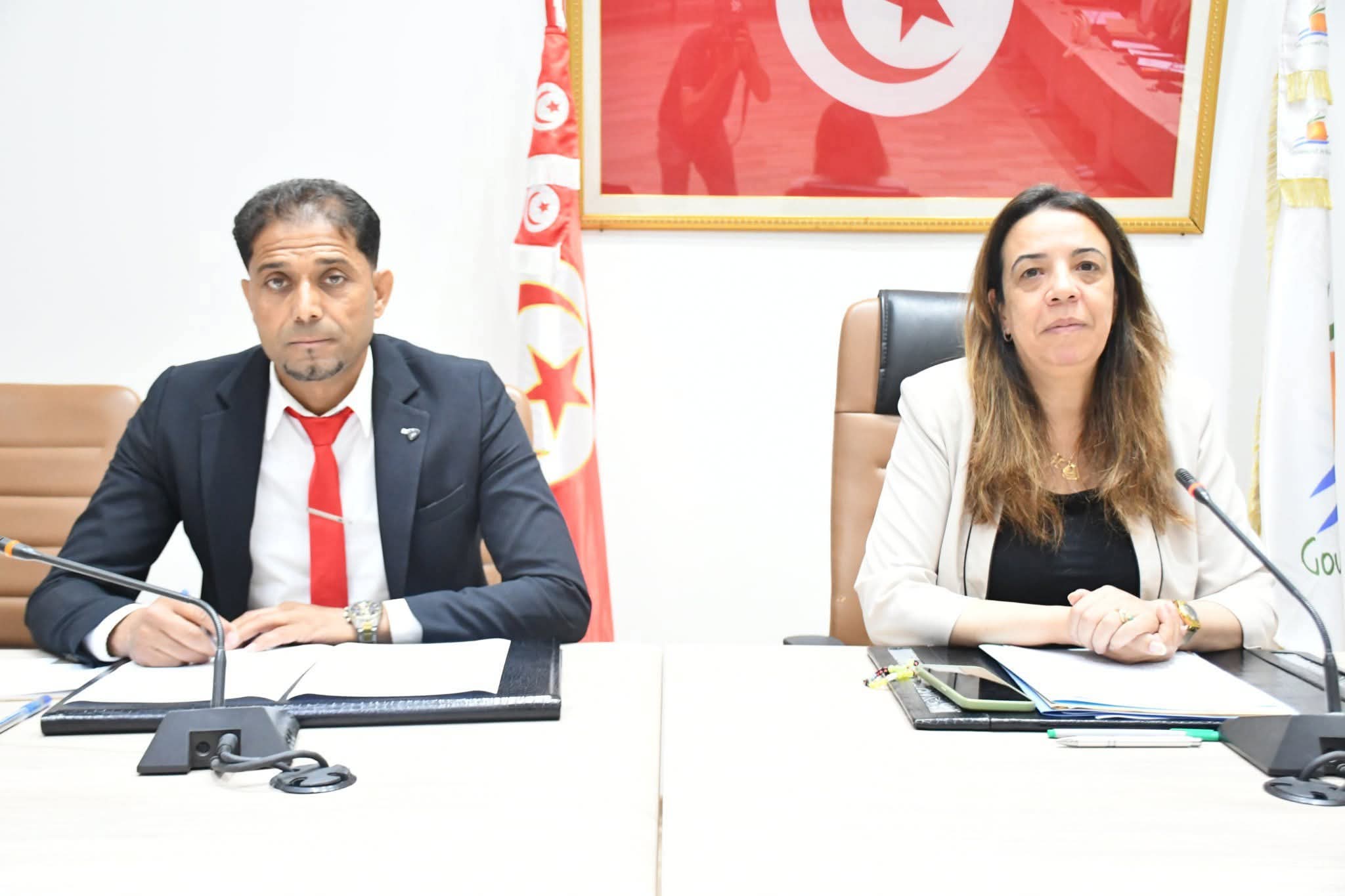 جلسة عمل حول مشروع إنجاز محطة جديدة لإنتاج الكهرباء بواسطة طاقة الرياح بسيدي داود