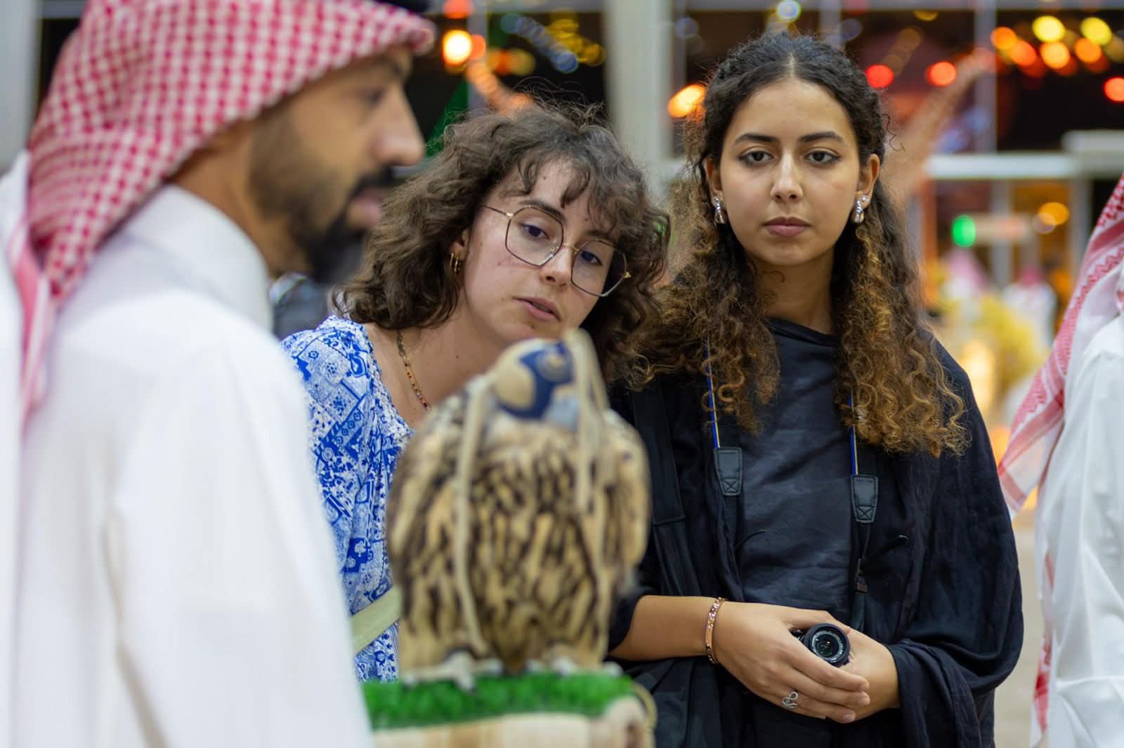 حضور لافت للسياح والعائلات الأجنبية في المزاد الدولي لمزارع إنتاج الصقور 2025