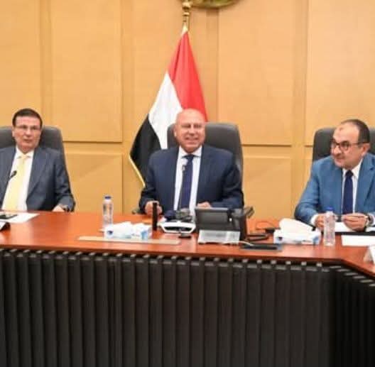 وزراء الصناعة والنقل، وقطاع الأعمال العام والزراعة واستصلاح الأراضي، والمصنعين والمزارعين يبحثون سبل تعزيز وتعظيم زراعة الكتان وتحسين إنتاجيته