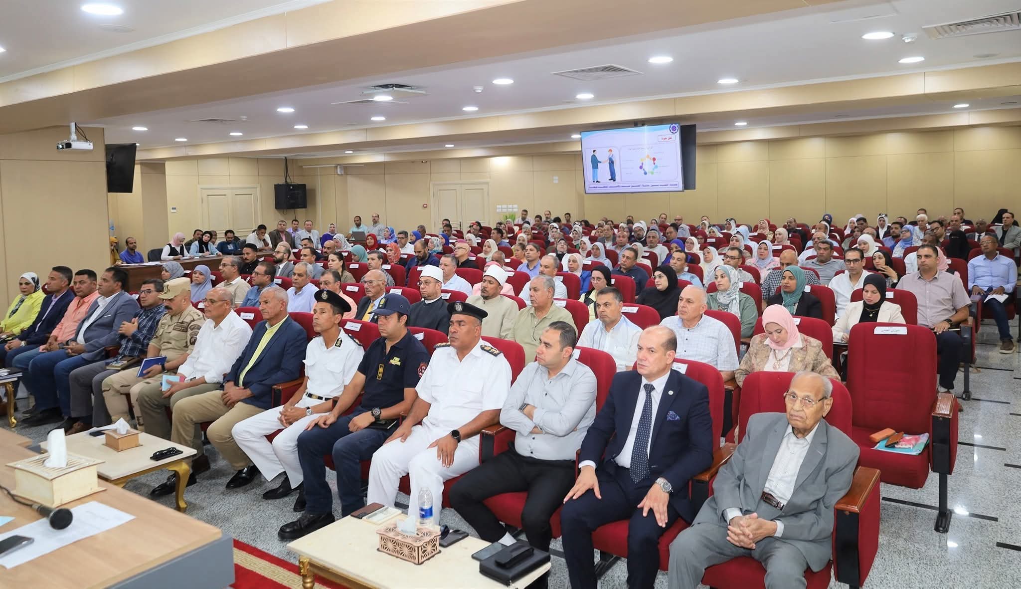 محافظ السويس يناقش خطة تطوير منطقة الأربعين وإنشاء 5 فنادق بالمحافظة  