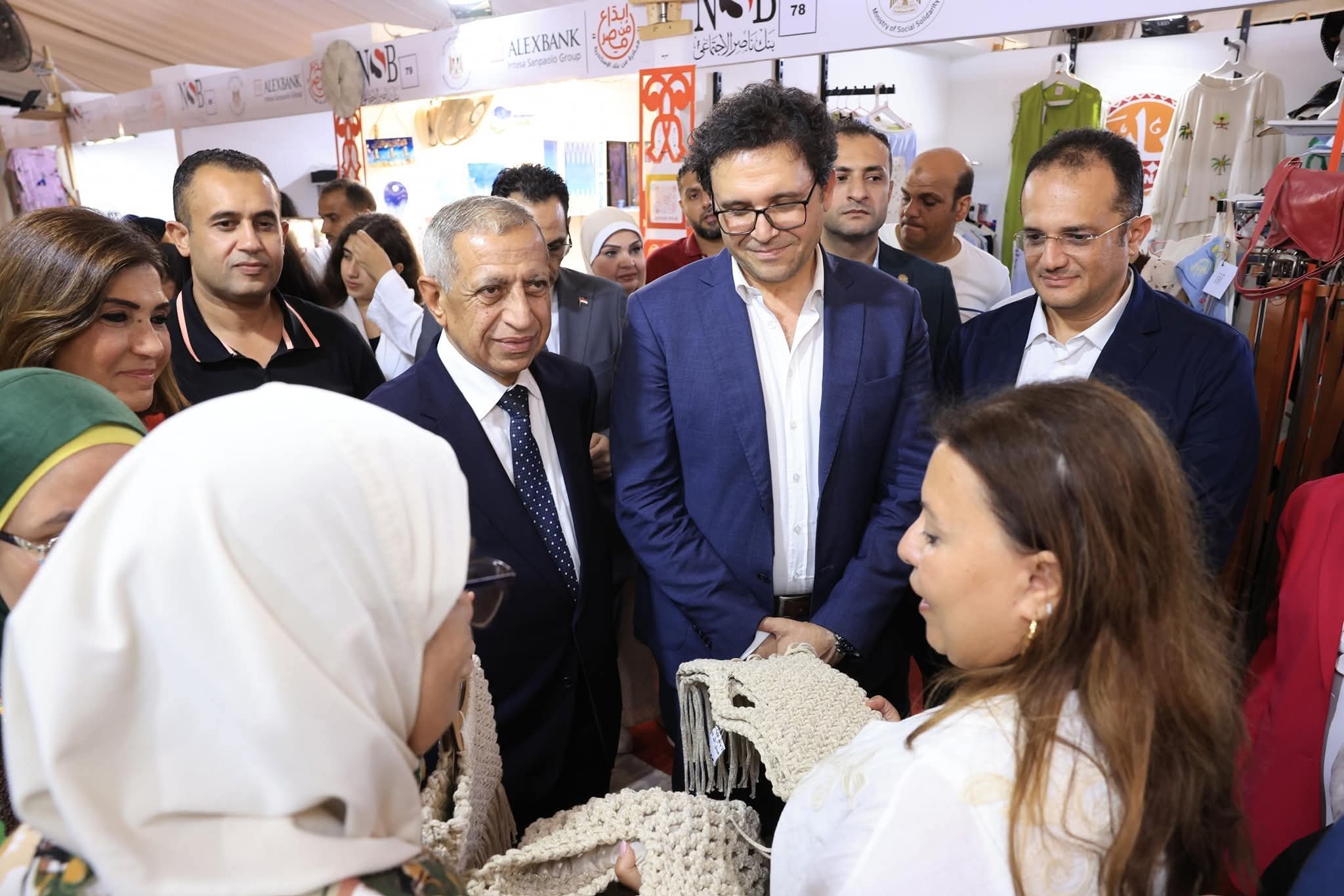 وزير الثقافة: يتفقد معرض “ديارنا” للحرف التراثية ويشيد بمهارة الحرفيين المصريين المشاركين 