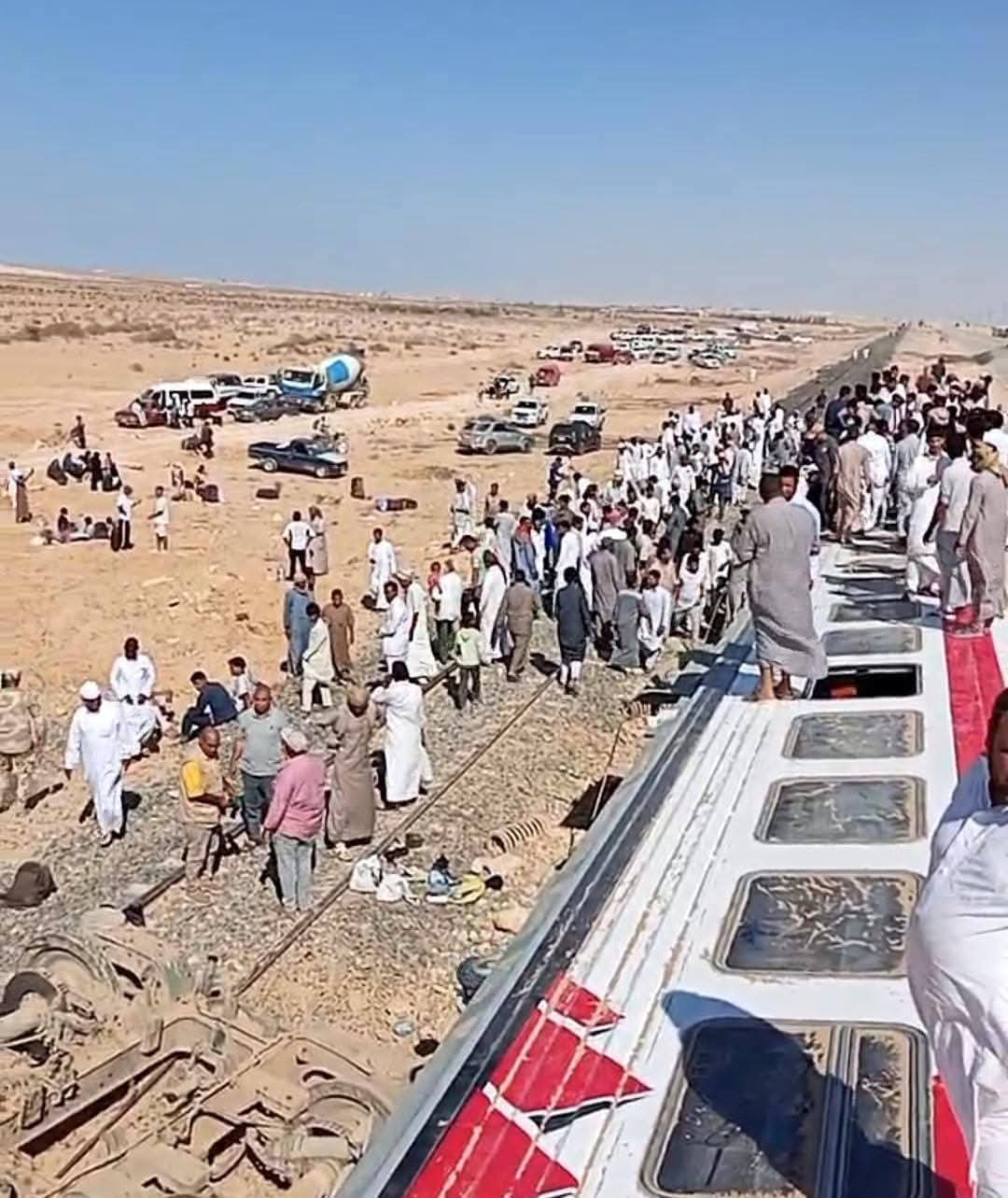 انقلاب قطار بمطروح وإصابة العشرات.. الأهالي يهرعون لإنقاذ الركاب