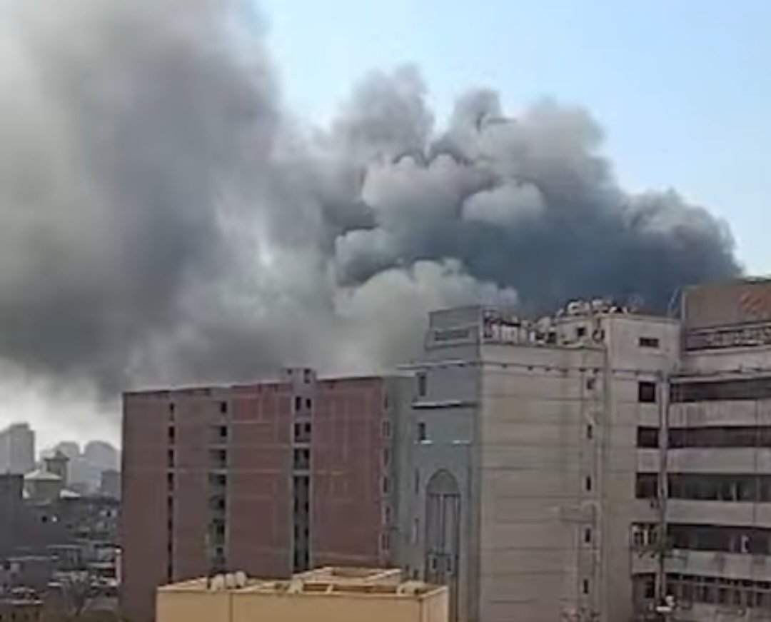 اندلاع حريق هائل في منطقة السبتية.. وسيارات الإطفاء تهرع للسيطرة على النيران