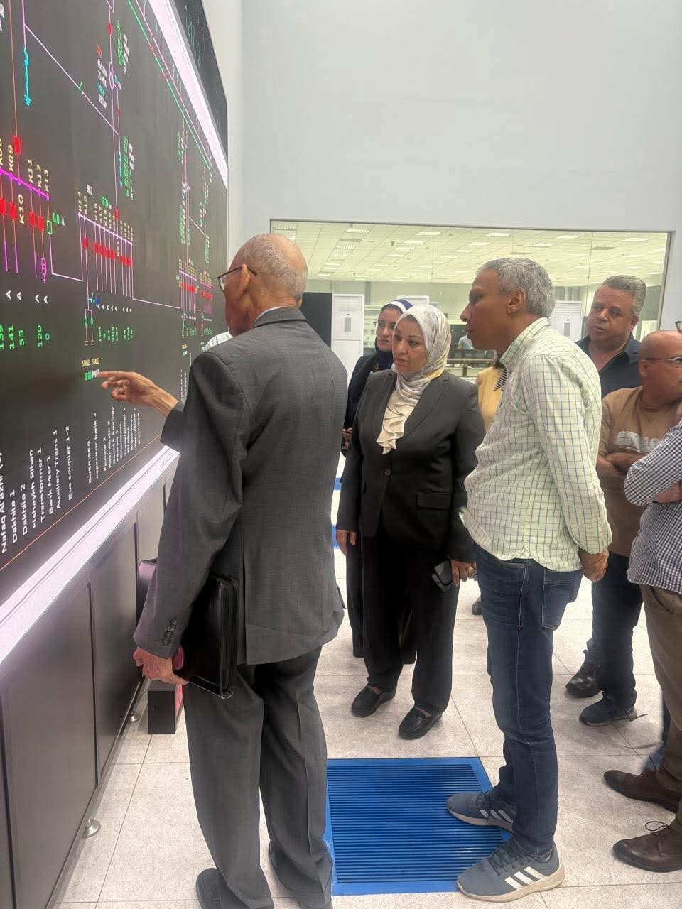 نائب وزير الكهرباء والطاقة المتجددة تتفقد مركز التحكم الاقليمي القاهرة لمتابعة المشروعات
