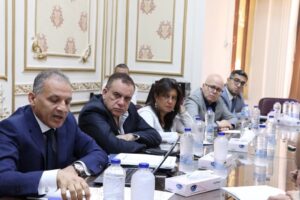 نيفين مجموعة ورئيس الاهرام