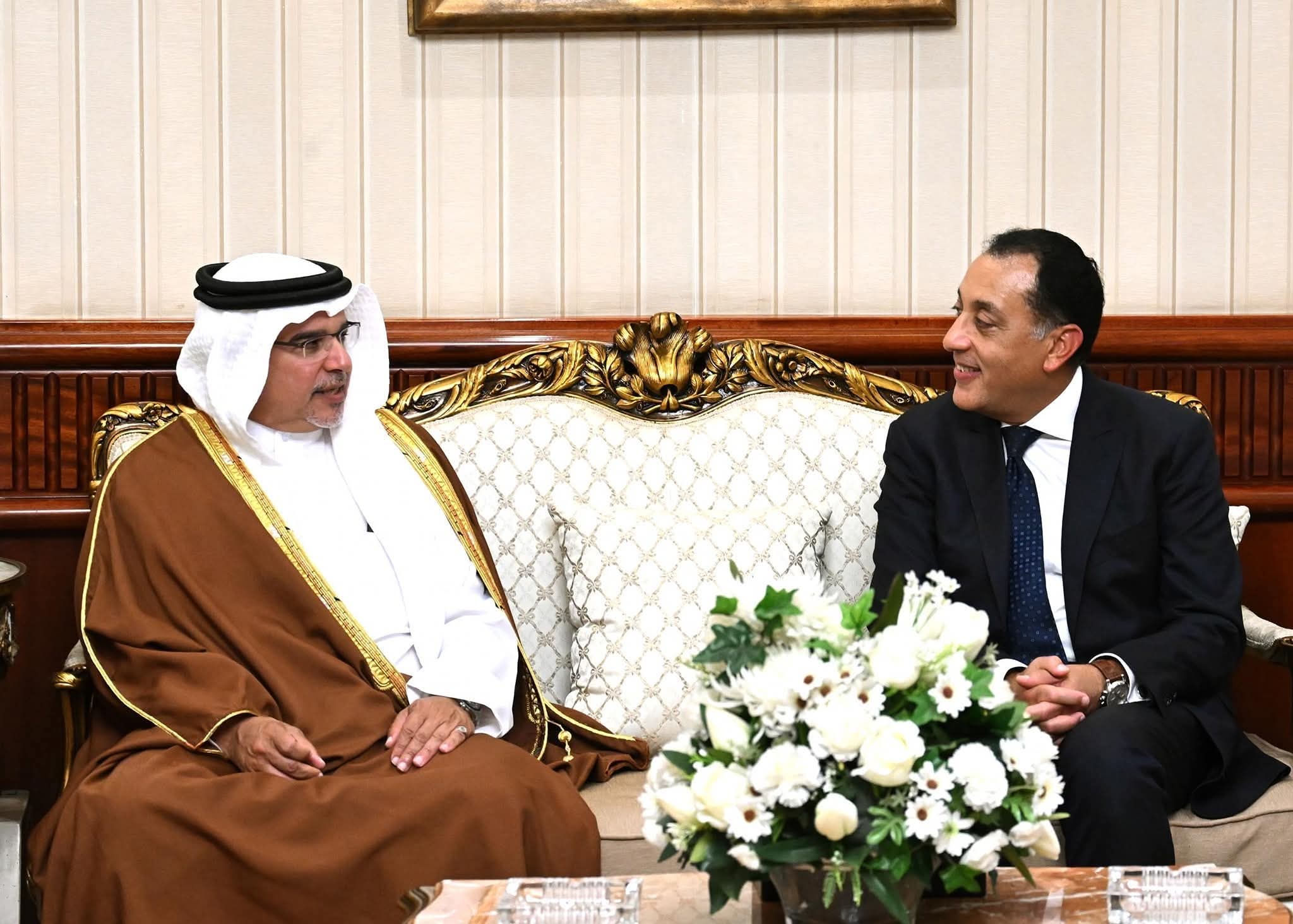 رئيس الوزراء يستقبل ولي عهد مملكة البحرين بمطار القاهرة الدولي